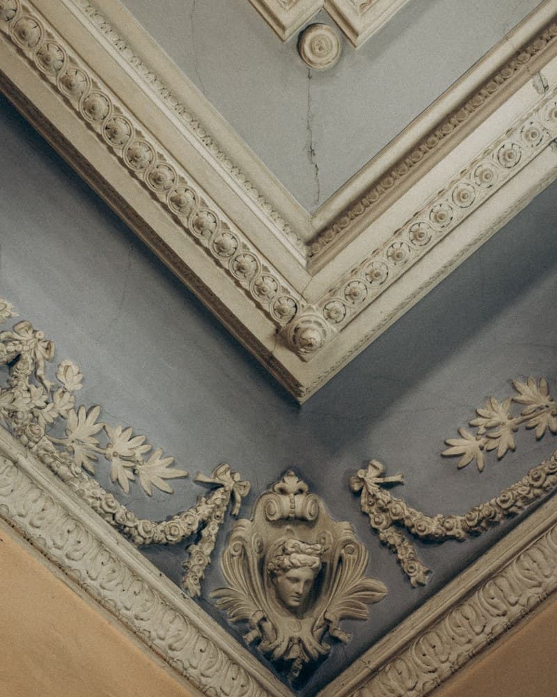 Corniche en plâtre restaurée dans une maison ancienne