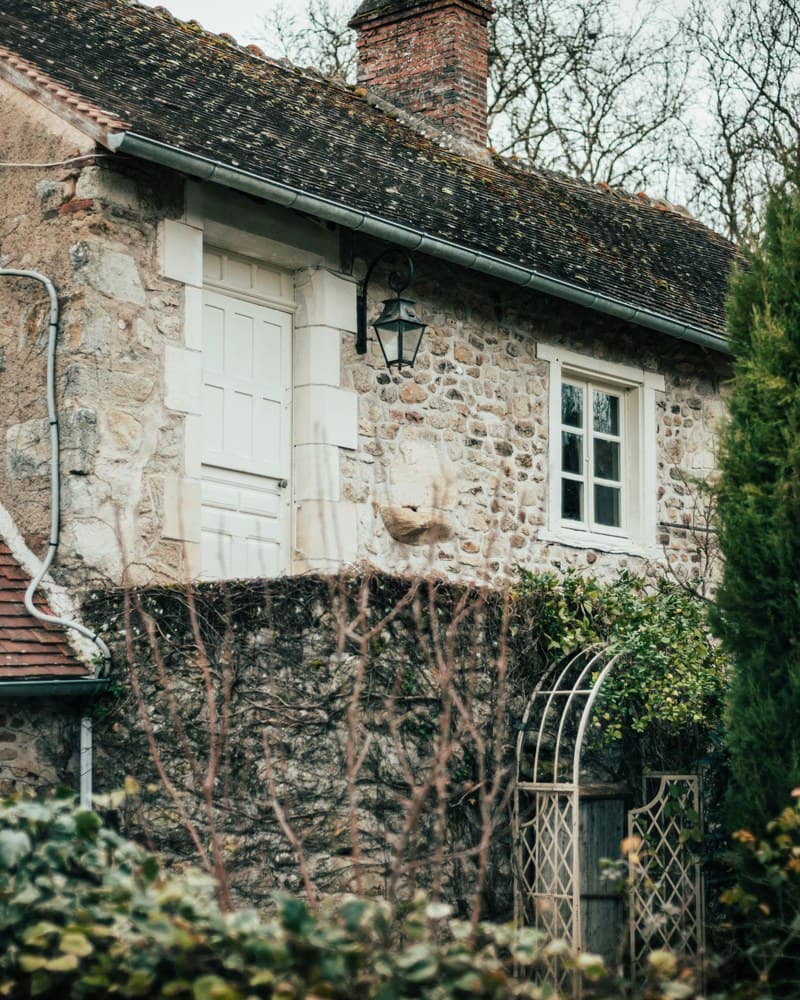 Façade de maison en pierre après ravalement
