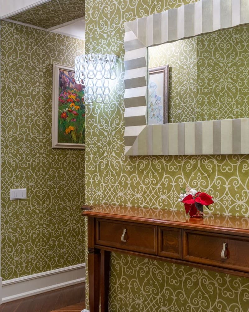 Mur décoré de papier peint à motifs