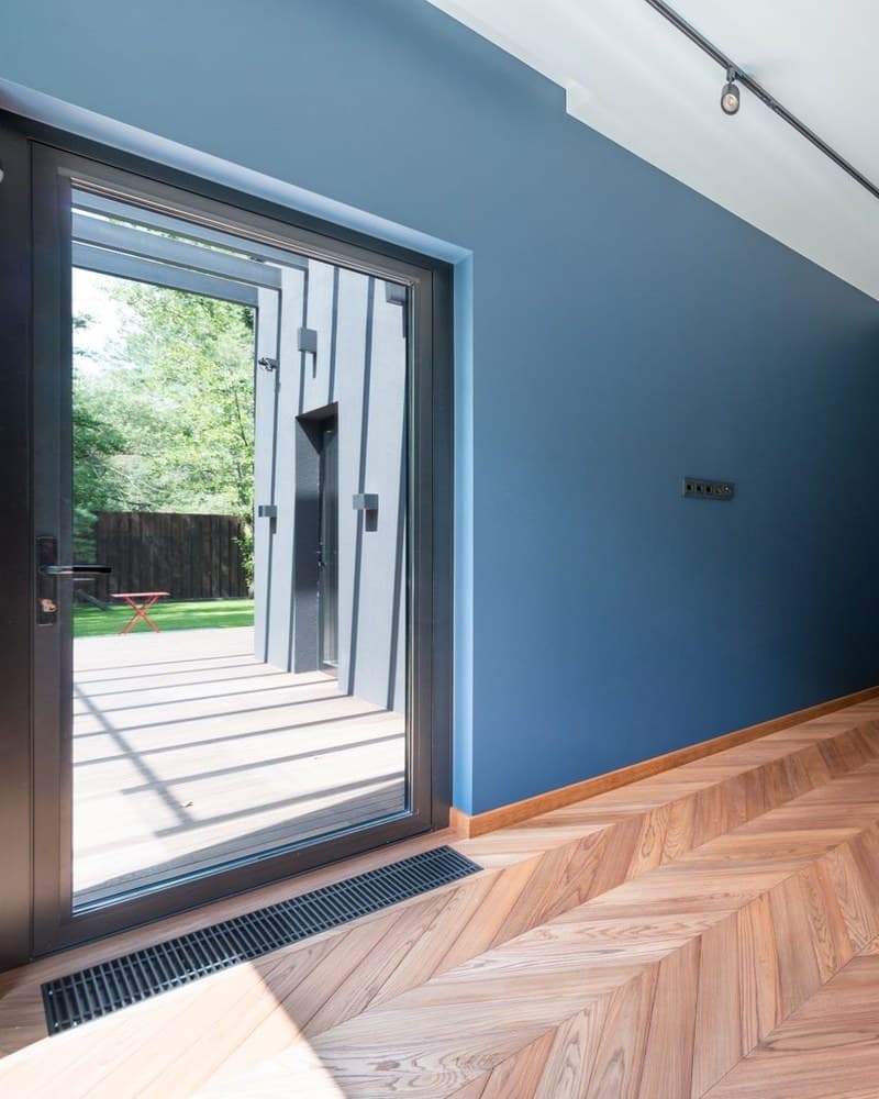 Parquet en bois posé dans une pièce lumineuse