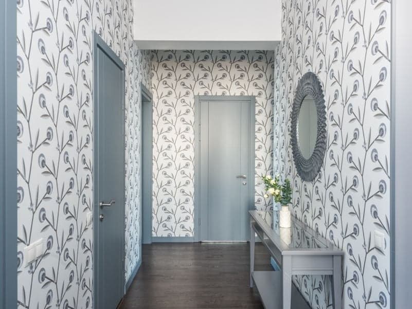 Couloir avec papier peint à motifs et portes peintes