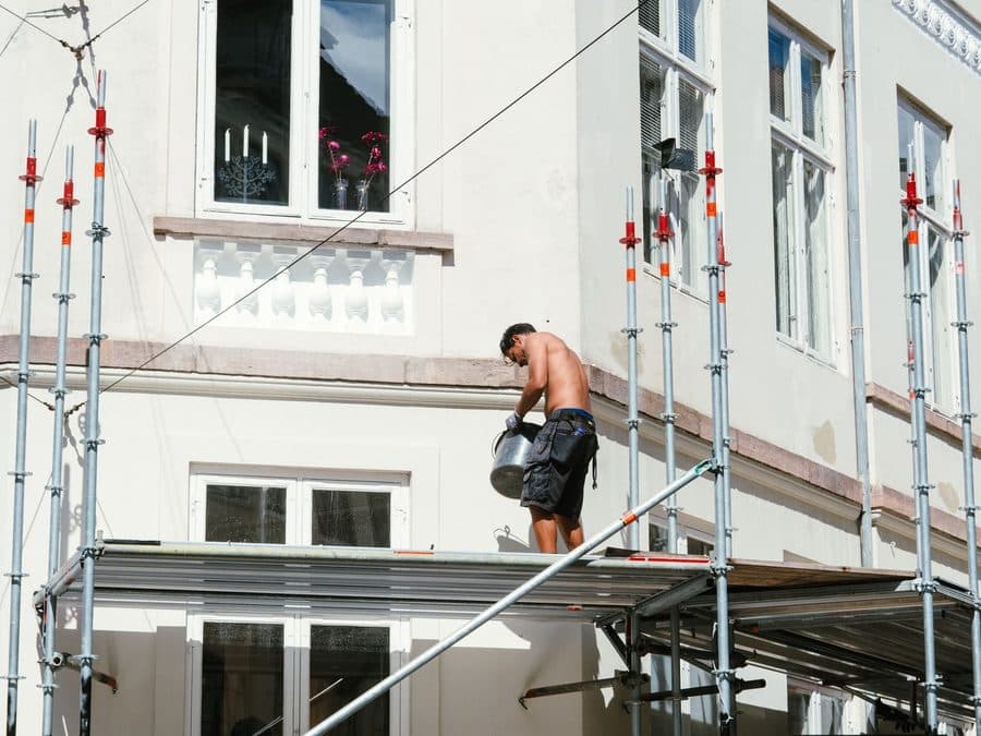 Ravalement d’une façade depuis un échafaudage