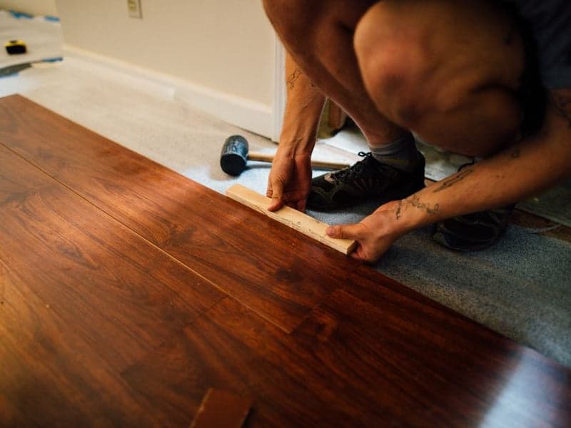 Pose d’un parquet en bois massif